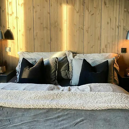 Dom wakacyjny Ski-inski-out In Hafjell With View Øyer